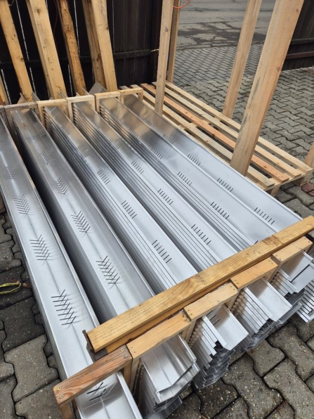 Dělící kačírková lišta pro extenzivní zelené střechy 120x80mm